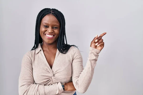 Mulher Africana Com Tranças Sobre Fundo Branco Com Grande Sorriso — Fotografia de Stock