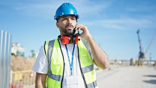 African American Man Builder Talking Smartphone Street — Stock Photo, Image