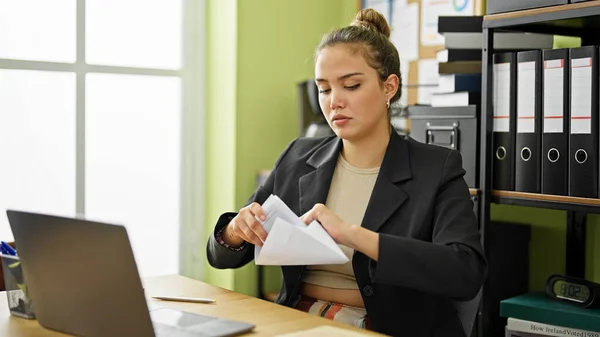 Young Beautiful Hispanic Woman Business Worker Holding Letter Working Office — Stock Photo, Image