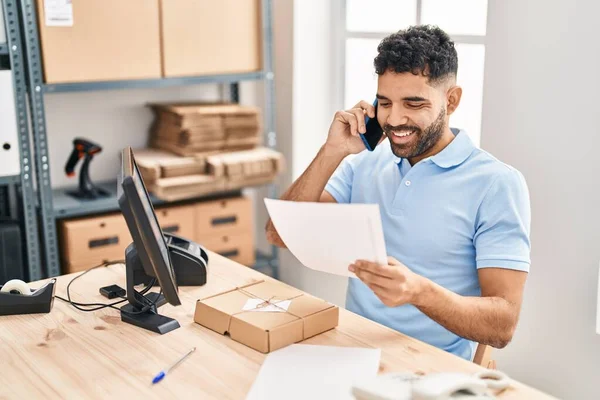 Young Hispanic Man Ecommerce Business Worker Talking Smartphone Office — Stockfoto