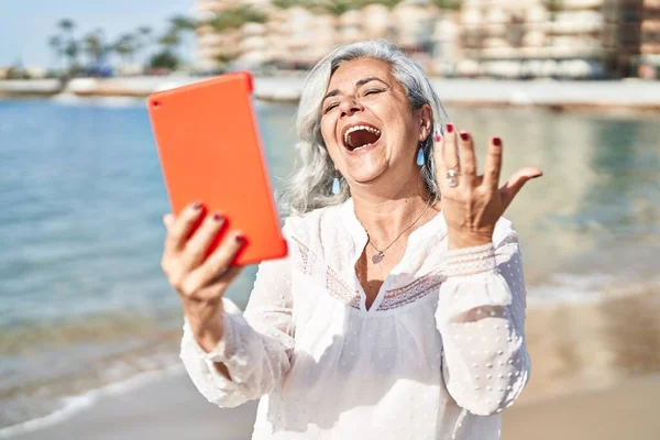 Μεσήλικας Γυναίκα Χαμογελά Αυτοπεποίθηση Έχοντας Βιντεοκλήση Στην Παραλία — Φωτογραφία Αρχείου
