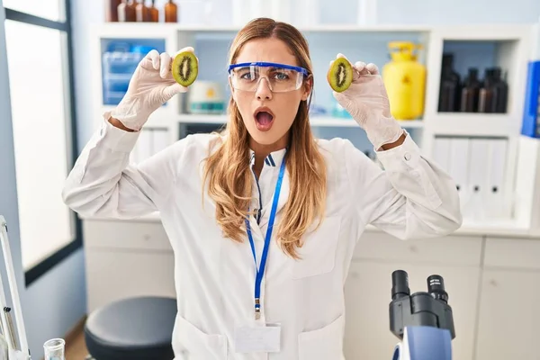 Νεαρή Ξανθιά Επιστήμονας Γυναίκα Που Εργάζεται Φαγητό Στο Εργαστήριο Στο — Φωτογραφία Αρχείου