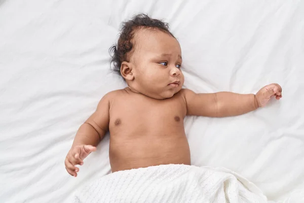 Αφρικάνικο Μωρό Χαλαρώνει Στο Κρεβάτι Στο Υπνοδωμάτιο — Φωτογραφία Αρχείου