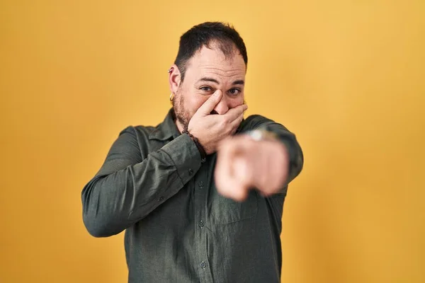 Size Hispanic Man Beard Standing Yellow Background Laughing You Pointing — Stock Photo, Image