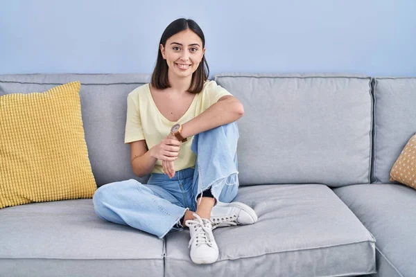 Jovem Hispânica Sorrindo Confiante Sentado Sofá Casa — Fotografia de Stock