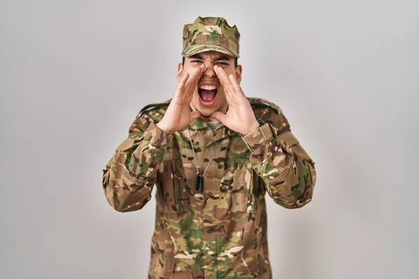 Mladý Arabský Muž Maskovací Armádní Uniformě Křičí Rozzlobený Nahlas Rukama — Stock fotografie