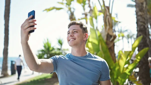 Genç Spanyol Turist Deniz Kenarında Akıllı Telefonuyla Selfie Çekiyor — Stok fotoğraf