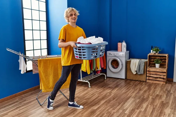 Genç Sarışın Gülümseyen Kendine Güvenen Çamaşır Odasında Elinde Sepet Tutan — Stok fotoğraf