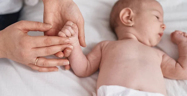 Schattige Blanke Baby Liggend Bed Met Handmassage Slaapkamer — Stockfoto