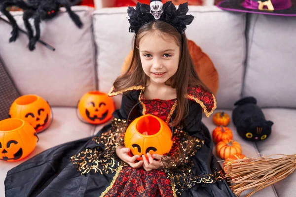 Adorabile Ragazza Ispanica Indossa Costume Halloween Tenendo Cesto Zucca Casa — Foto Stock