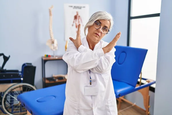 Žena Středního Věku Šedivými Vlasy Pracující Zotavení Bolesti Klinika Odmítání — Stock fotografie
