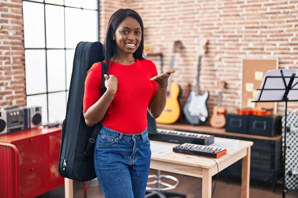 Mulher Jovem Africana Usando Caixa Guitarra Estúdio Música Celebrando Realização — Fotografia de Stock