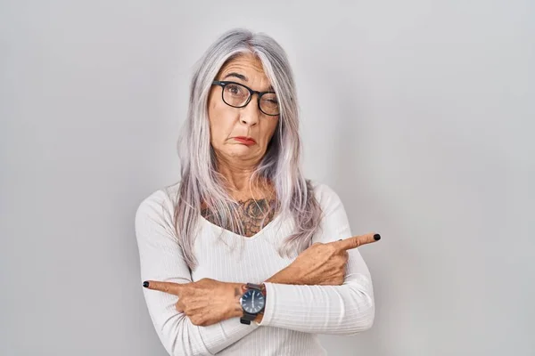 Beyaz Arka Planda Duran Gri Saçlı Orta Yaşlı Kadın Her — Stok fotoğraf