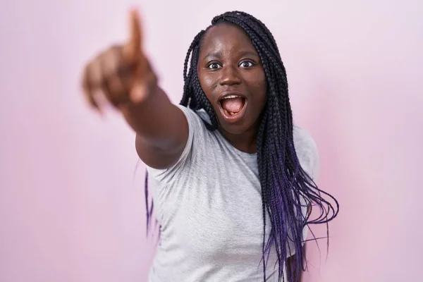 Молодая Африканская Женщина Стоит Розовом Фоне Указывая Пальцем Удивлен Вперед — стоковое фото