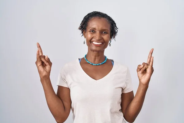Mulher Africana Com Dreadlocks Sobre Fundo Branco Gritando Com Expressão — Fotografia de Stock