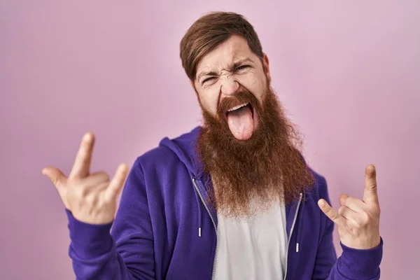 Hombre Caucásico Con Barba Larga Pie Sobre Fondo Rosa Gritando —  Fotos de Stock