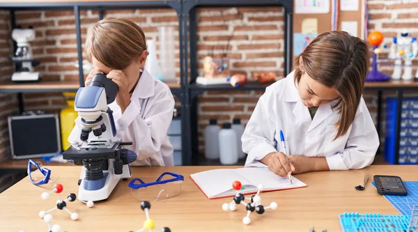 Adorables Estudiantes Niños Usando Notas Escritura Microscopio Aula Laboratorio —  Fotos de Stock