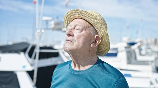 Senior Grey Haired Man Tourist Wearing Summer Hat Breathing Port — Stock Photo, Image