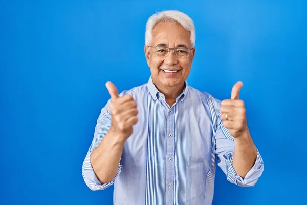Uomo Anziano Ispanico Che Indossa Occhiali Segno Successo Facendo Gesto — Foto Stock