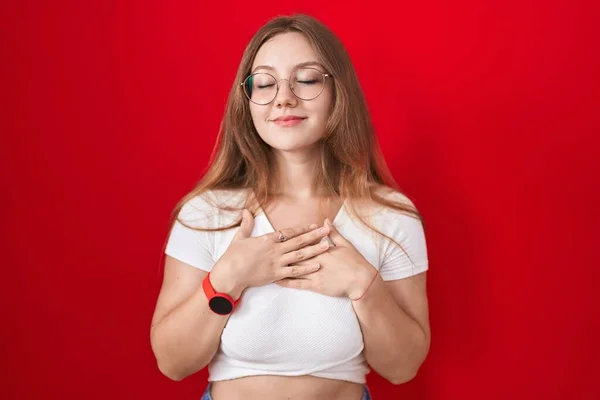 Mujer Caucásica Joven Pie Sobre Fondo Rojo Sonriendo Con Las —  Fotos de Stock