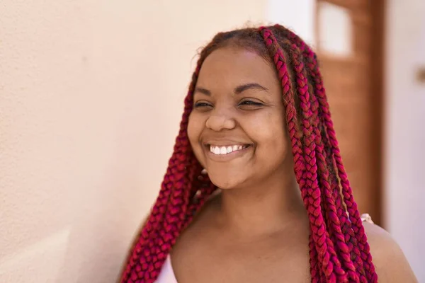 Afroamerikanerin Lächelt Selbstbewusst Und Schaut Auf Der Straße Zur Seite — Stockfoto