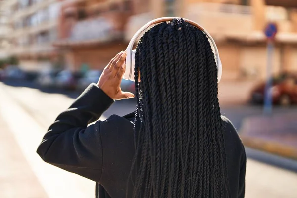 Afrikansk Amerikansk Kvinna Lyssnar Musik Gatan — Stockfoto