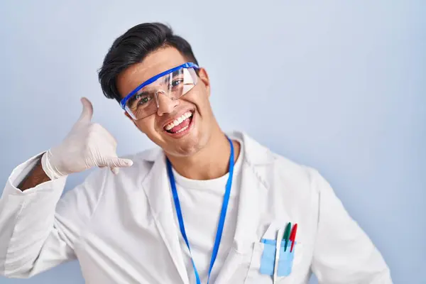 Hombre Hispano Trabajando Como Científico Sonriendo Haciendo Gesto Telefónico Con — Foto de Stock
