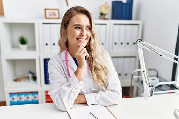 Young Woman Wearing Doctor Uniform Smiling Confident Clinic — Stock fotografie