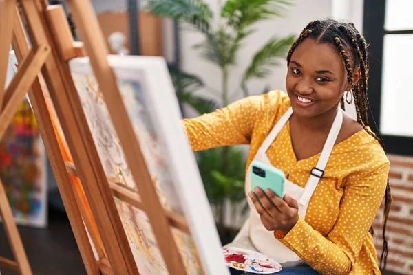 African American Woman Artist Using Smartphone Drawing Art Studio — Stock Photo, Image