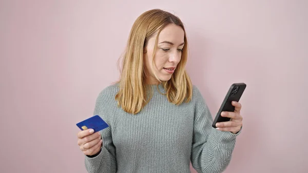 Ung Blond Kvinna Shopping Med Smartphone Och Kreditkort Över Isolerade — Stockfoto