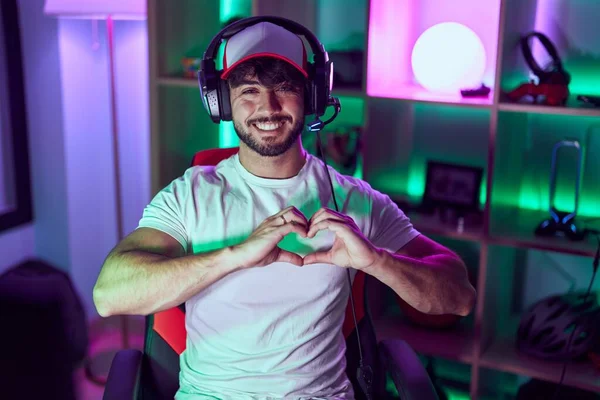 Jovem Homem Hispânico Streamer Sorrindo Confiante Fazendo Símbolo Coração Com — Fotografia de Stock