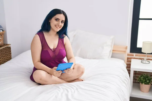 Young Caucasian Woman Using Touchpad Sitting Bed Bedroom — Stockfoto