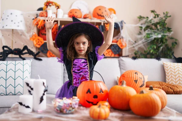 Bedårande Hispanic Flicka Som Har Halloween Fest Med Vinnare Uttryck — Stockfoto