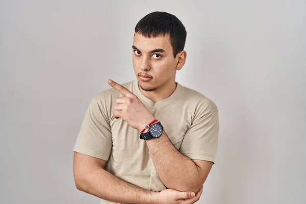 Młody Arabski Mężczyzna Luźnej Koszuli Palcem Wskazującym Boku Reklamę Poważną — Zdjęcie stockowe