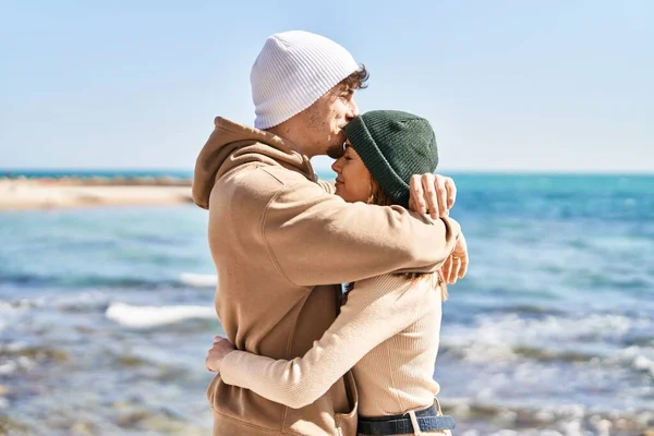 Mand Woman Couple Hugging Each Other Kissing Seaside — Fotografia de Stock