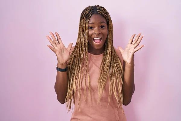 Африканская Американка Плетеными Волосами Стоящая Розовом Фоне Празднует Безумие Поражена — стоковое фото