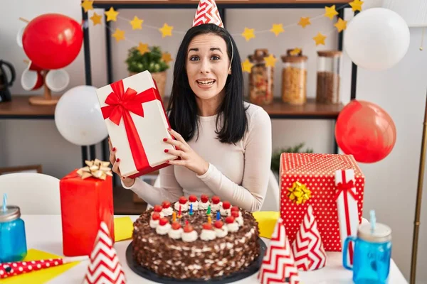 Hispanische Frau Feiert Geburtstag Mit Kuchen Halten Geschenk Feiert Verrückt — Stockfoto