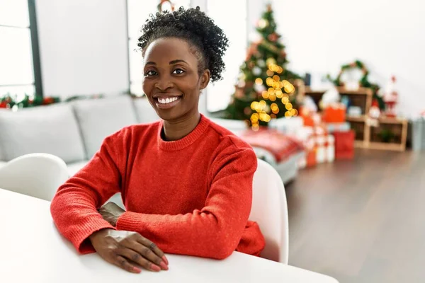 Afroamerikanerin Lächelt Selbstbewusst Und Sitzt Hause Tisch Weihnachtsbaum — Stockfoto
