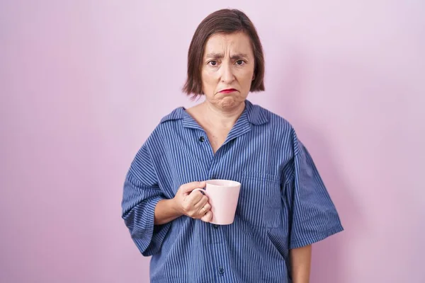 中年惊慌失措的女人喝了一杯咖啡 情绪低落 忧心忡忡 哭丧着脸害怕 悲伤的表情 — 图库照片