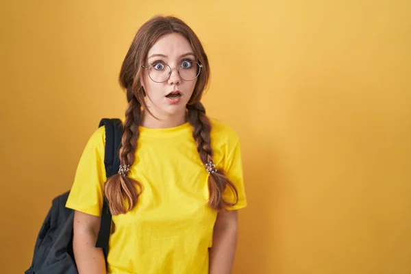 Junge Kaukasische Frau Mit Studentenrucksack Über Gelbem Hintergrund Verängstigt Und — Stockfoto