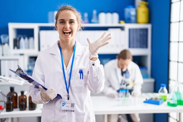 Ξανθιά Γυναίκα Που Εργάζεται Στο Εργαστήριο Επιστήμονας Γιορτάζει Νίκη Χαρούμενο — Φωτογραφία Αρχείου