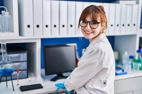 Mujer Joven Científica Sonriendo Confiada Trabajando Laboratorio —  Fotos de Stock