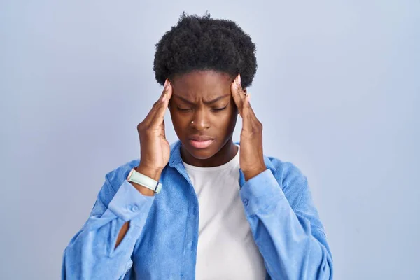 Африканская Американка Стоящая Синем Фоне Рукой Голове Головная Боль Стресса — стоковое фото