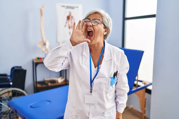 Middle Age Woman Grey Hair Working Pain Recovery Clinic Shouting — Stock Photo, Image