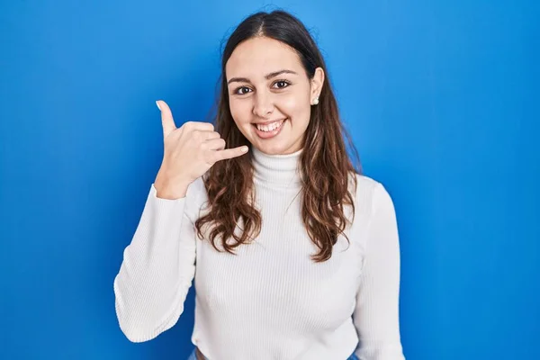 Young Hispanic Woman Standing Blue Background Smiling Doing Phone Gesture — Stock Photo, Image