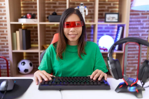 中年妇女戴着一副面带微笑的虚拟现实眼镜 幸运的人 — 图库照片
