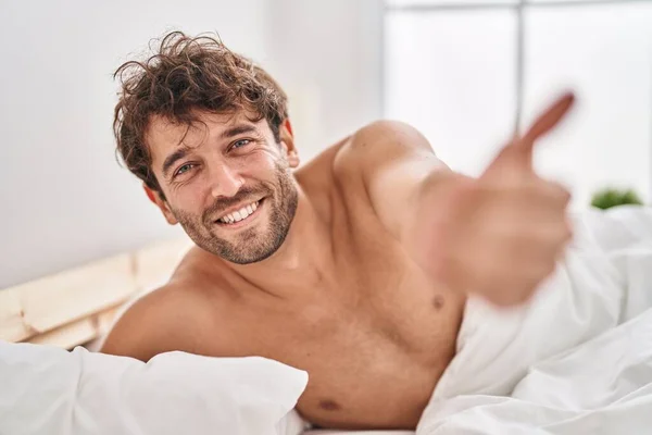 Ung Man Liggande Sängen Gör Kommande Gest Med Handen Sovrummet — Stockfoto