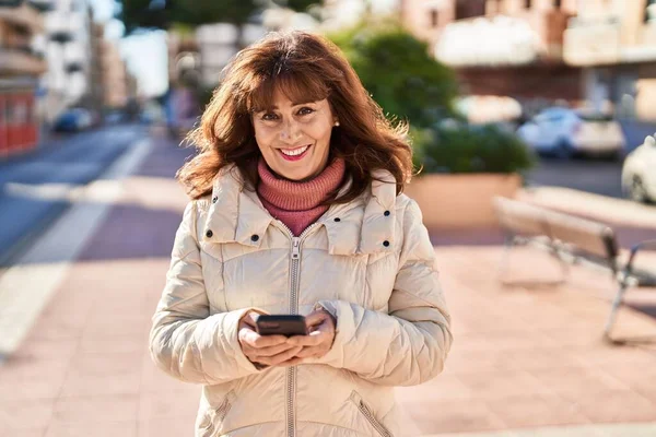 Μέση Ηλικία Γυναίκα Χαμογελώντας Αυτοπεποίθηση Χρησιμοποιώντας Smartphone Στο Πάρκο — Φωτογραφία Αρχείου