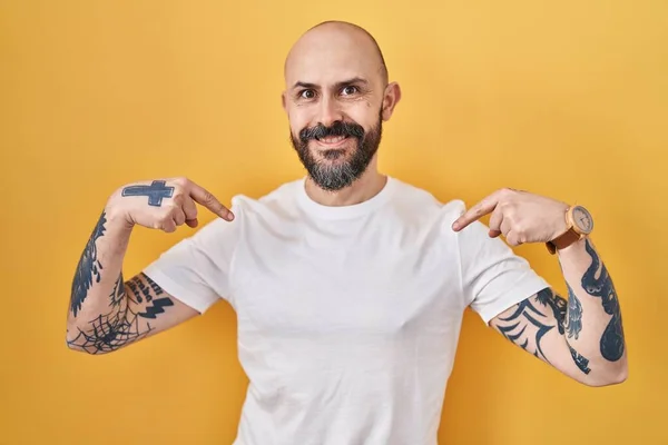Ung Latinamerikansk Man Med Tatueringar Står Över Gul Bakgrund Ser — Stockfoto