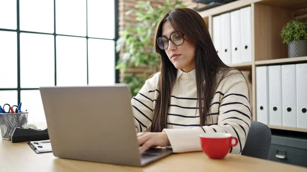 若い美しいですヒスパニック女性ビジネス労働者使用ノートパソコンでオフィス — ストック写真